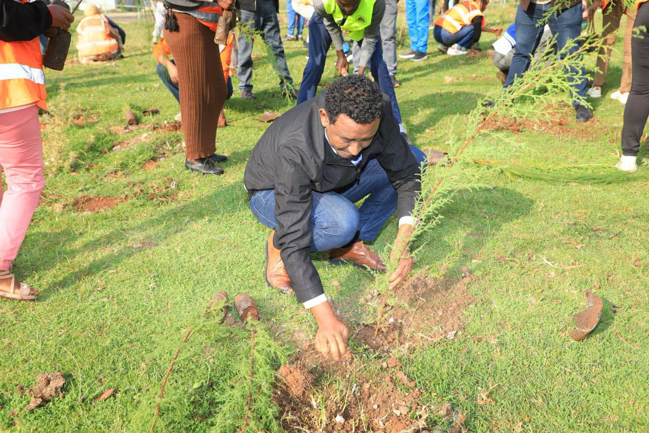 Authority-office-staff-and-volunteer-traffic-controllers-conducted-the-8th.jpg