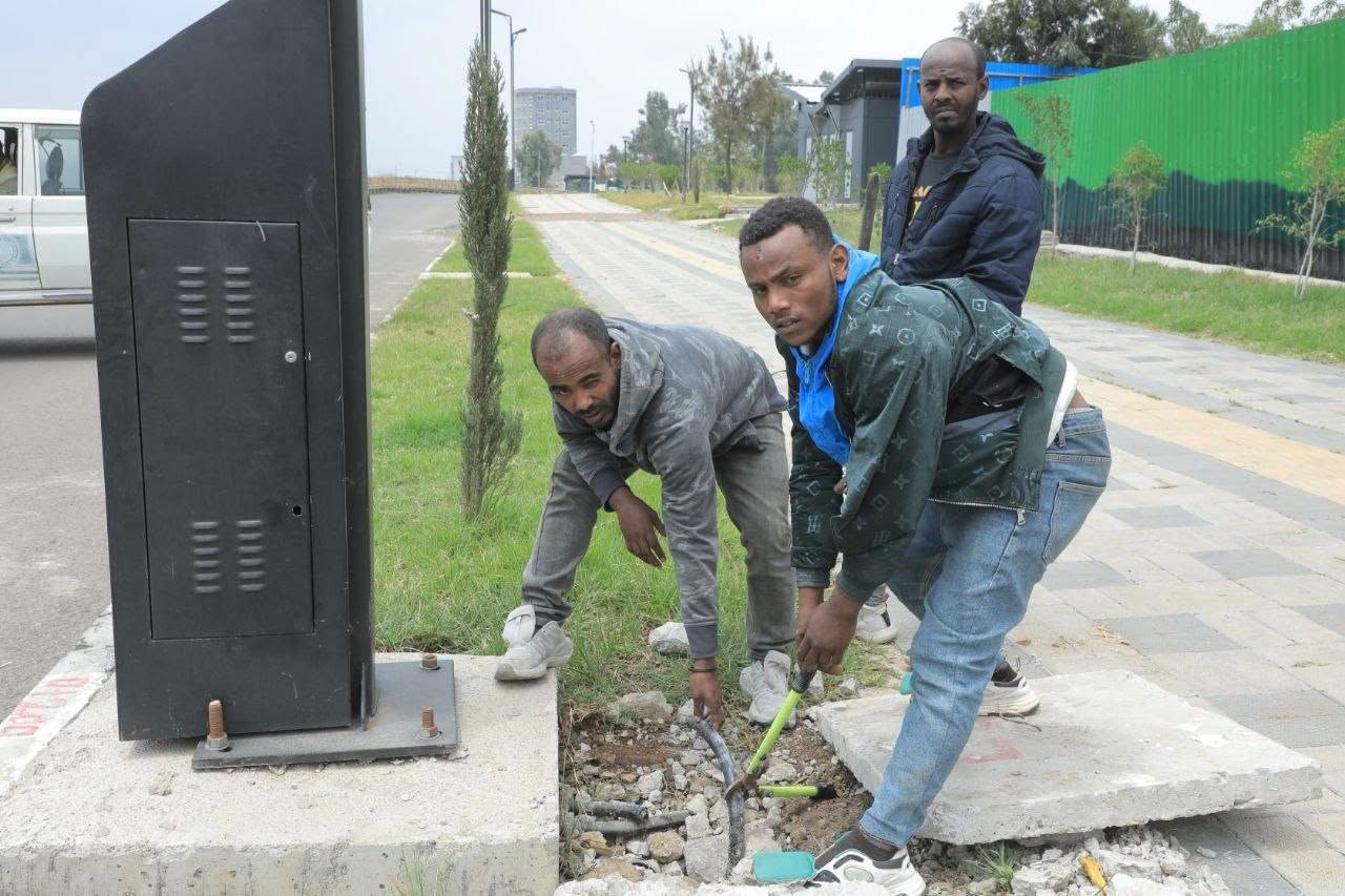 Suspects-who-committed-theft-of-electric-cables-laid-by-corridor.jpg