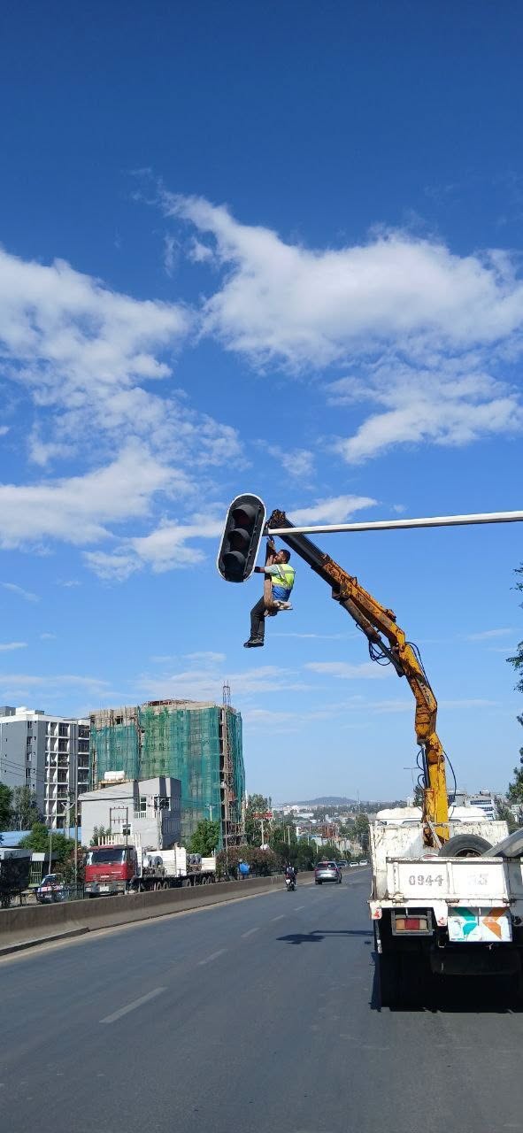 1783090411_The-official-office-is-carrying-out-maintenance-of-road-traffic.jpg